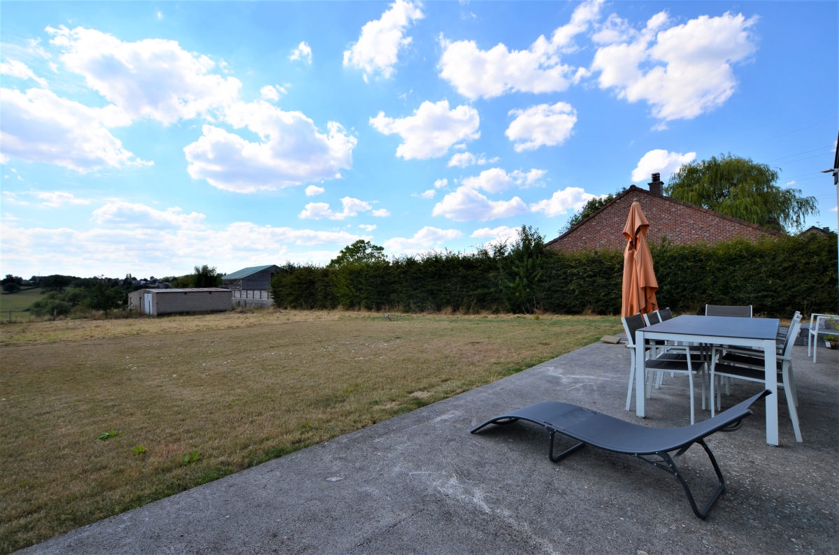 Galerie de Maison 3 chambres entièrement rénovée avec terrasse, jardin et garage !