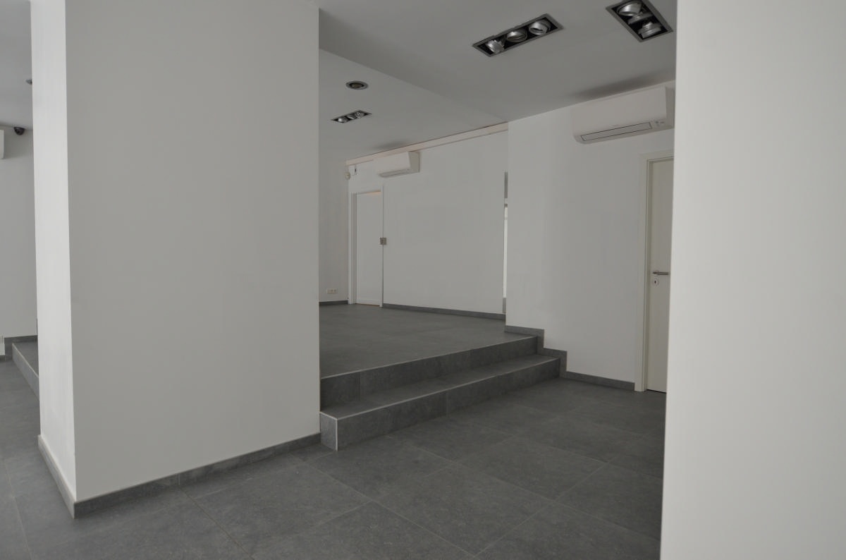 Galerie de VERVIERS rue de l'Harmonie 10-12 - Espace commercial de 300 m2 au centre ville + parking