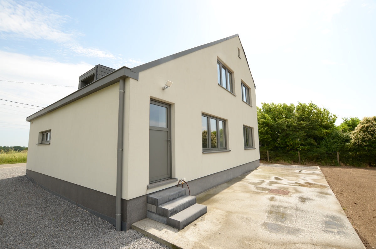 Galerie de Maison 3 chambres entièrement rénovée avec terrasse, jardin et garage !