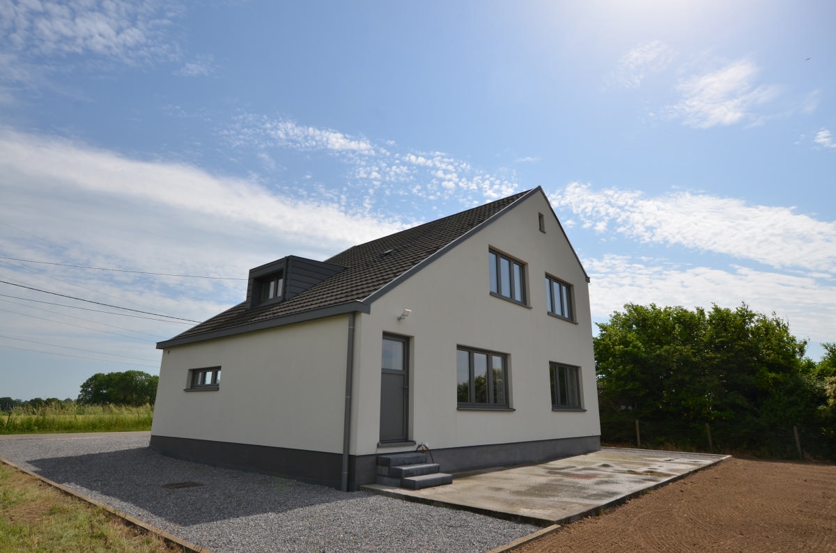 Galerie de Maison 3 chambres entièrement rénovée avec terrasse, jardin et garage !