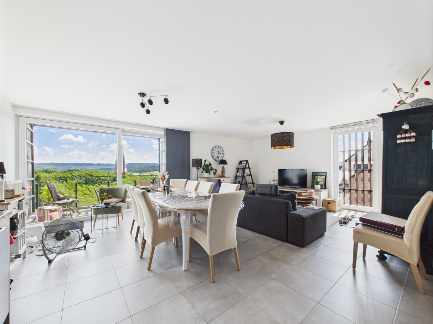 Galerie de L 2327 Magnifique appartement 2 chambres à Balmoral