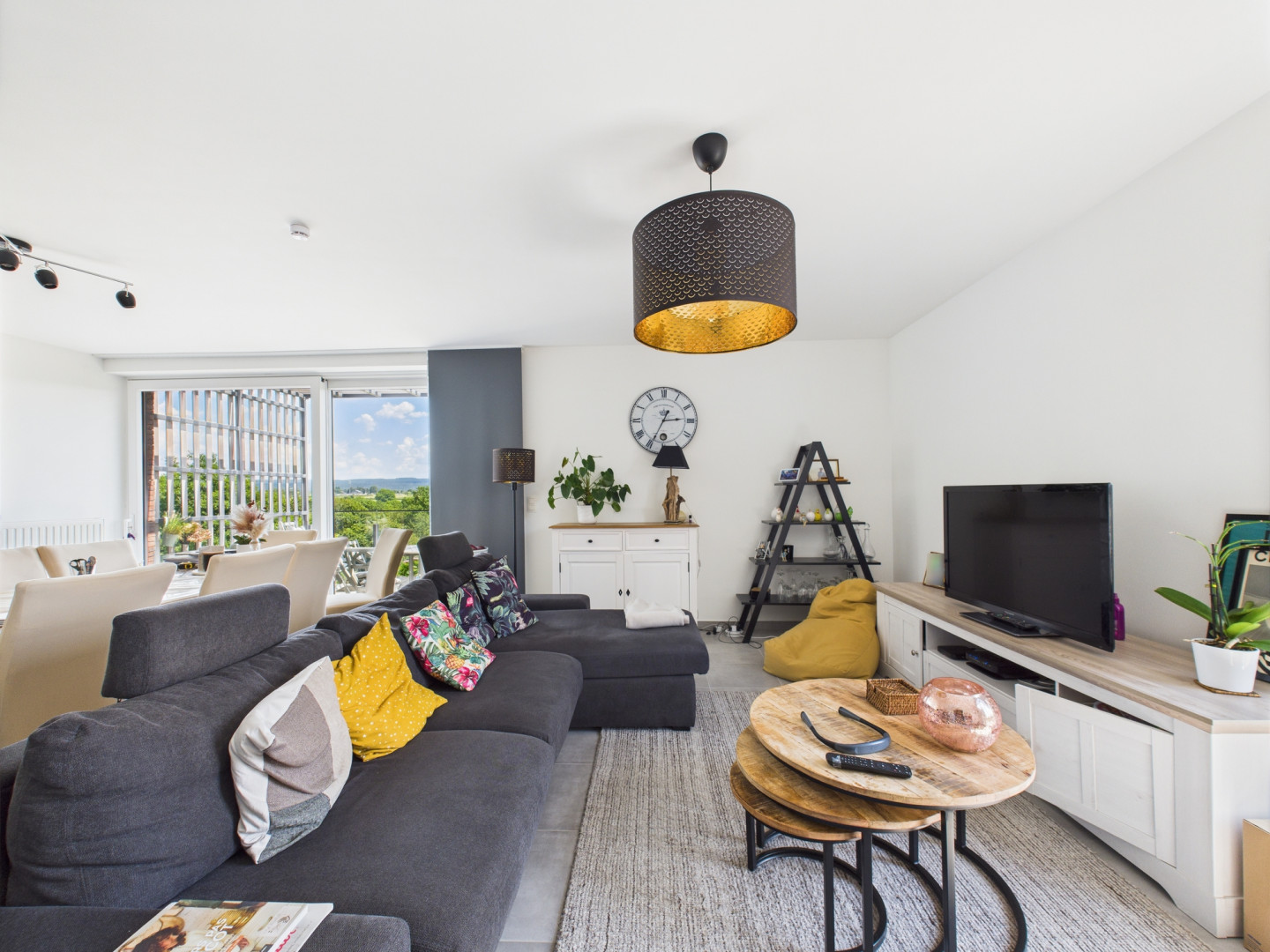 Galerie de L 2327 Magnifique appartement 2 chambres à Balmoral