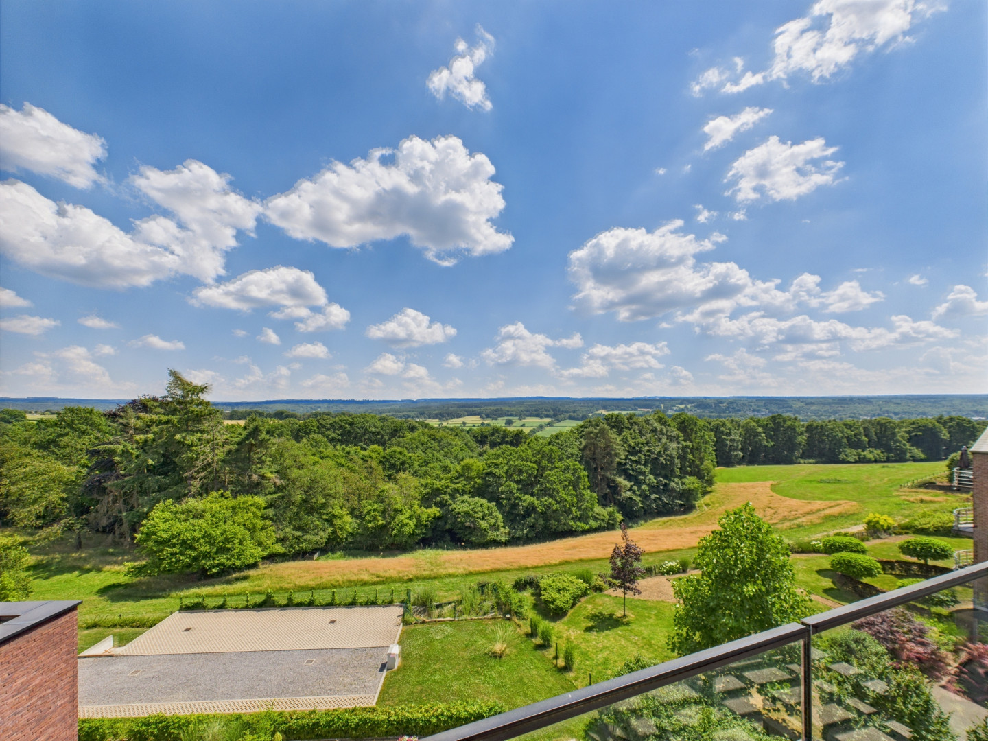 Galerie de L 2327 Magnifique appartement 2 chambres à Balmoral